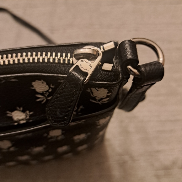 COACH AMERICANA FLORAL LARGE SWINGPACK CROSSBODY BAG IN BLACK / PARCHMENT - Picture 6 of 7